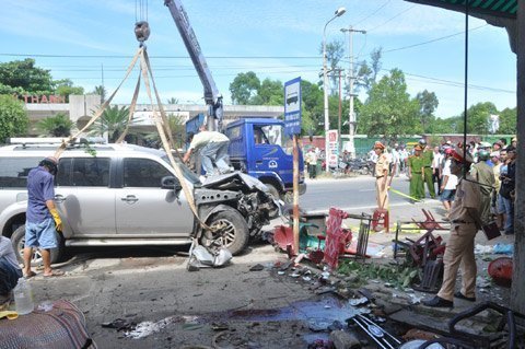 Hiện trường vụ ô tô cán chết 7 người trong quán ăn