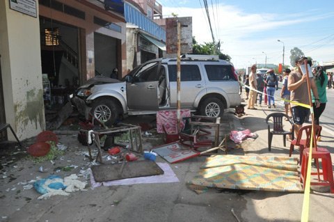 Nóng trong ngày: Ô tô 'điên' cán chết 7 người