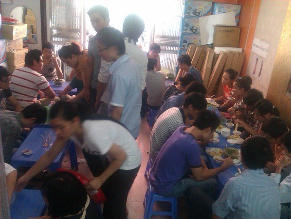 Bí đầu ra: Hàng xây dựng bán bún đậu mắm tôm