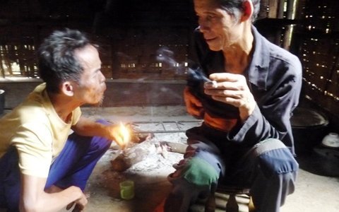 Kỳ lạ vuốt dao nung, ngậm lửa... đuổi bệnh