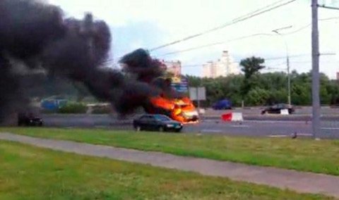 Ô tô nổ như bom trên đường phố