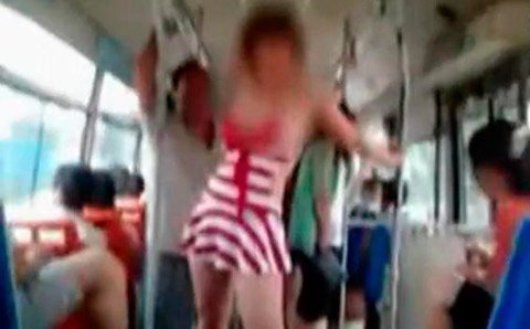 10 clip 'nóng': Cô gái mặc đồ bơi làm loạn xe buýt