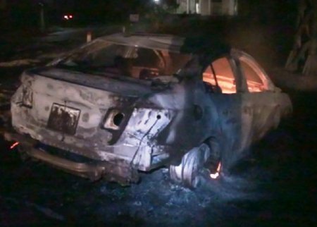 Ô tô ca sĩ Lâm Chí Khanh lao xuống ruộng, cháy trơ khung