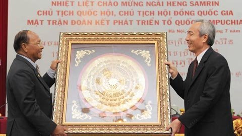 Tặng Chủ tịch QH Campuchia mặt trống đồng có bản đồ VN