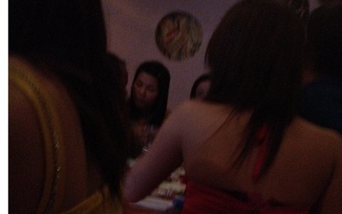 Phạt quán có tiếp viên thoát y ngồi với khách