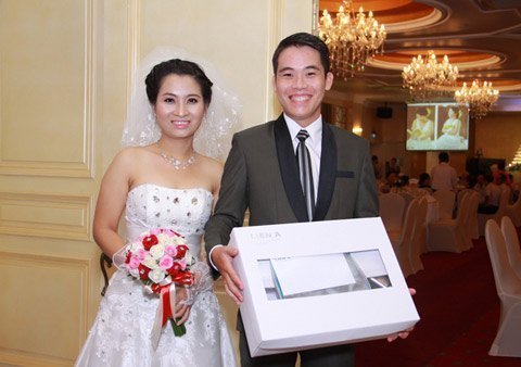 Bất ngờ với quà tặng của Liên Á trong ngày cưới