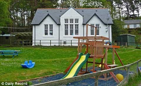 Trường không HS, Hiệu trưởng nhận lương khủng