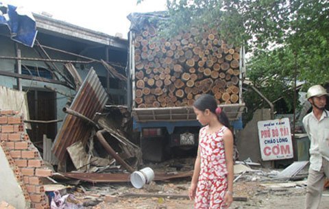 Xe tải mất lái, ủi tung 3 quán phở