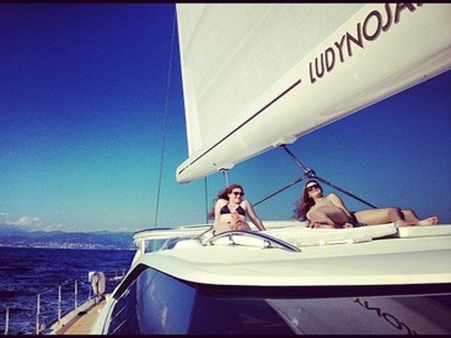 Xem cậu ấm, cô chiêu trọc phú khoe giàu