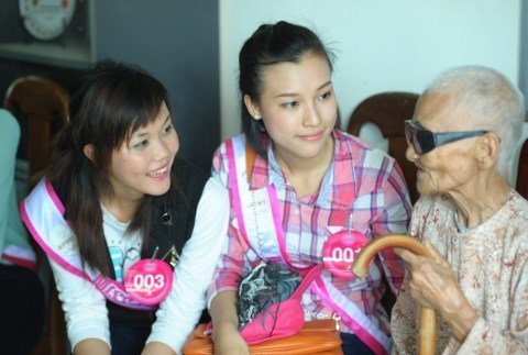 Các người đẹp bật khóc nức nở