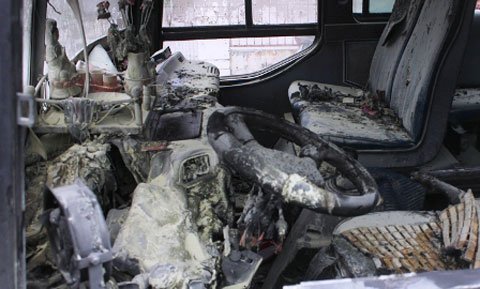 Xe bus bốc cháy ngùn ngụt bên đường