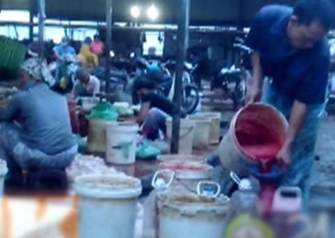 Hãi hùng lòng lợn, tiết canh trộn phân