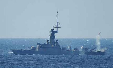 Philippines ký hiệp ước quân sự, Singapore thử tên lửa