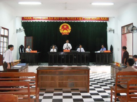 Dân kiện huyện và EVN: 'Kiện củ khoai'?