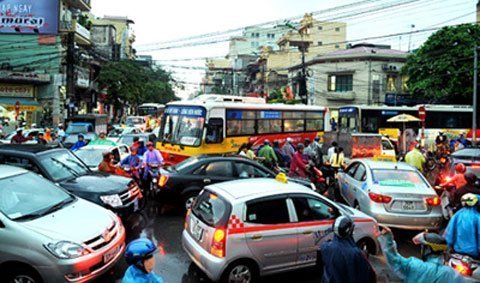 Kỹ năng đi xe máy khiến Tây 'ngả mũ' của người Việt