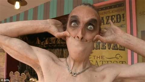 Trò lạ của người kéo căng da giỏi nhất thế giới