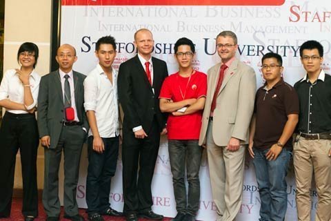 Đại học Staffordshire & BUV vinh danh sinh viên xuất sắc