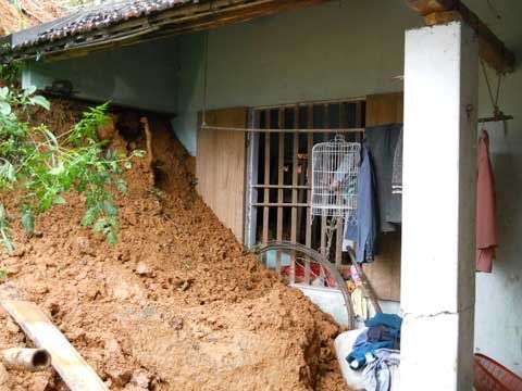 Hoàn lưu bão: đất đá đổ ập, nước ngập mênh mông