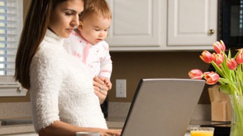 Nỗi lòng mẹ trẻ mới sinh con: Lương rẻ mạt cũng làm!