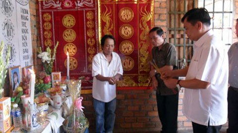 Uỷ ban ATGTQG thăm gia đình 7 nạn nhân vụ tai nạn