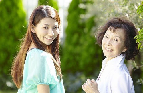 Con trai sao phải vào bếp làm cơm giúp vợ!