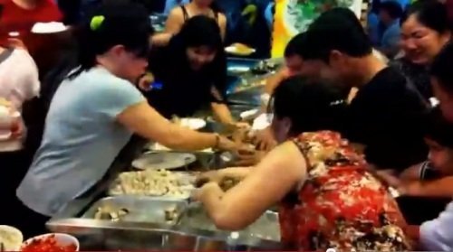 Sài Gòn: Gào thét tranh cướp suất ăn 100 nghìn