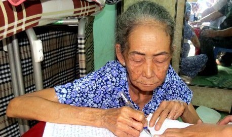 Bà cụ 68 tuổi bị bắt vì 68 cục heroin