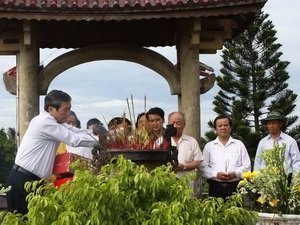 Dâng hương tri ân anh hùng liệt sĩ ở Quảng Trị