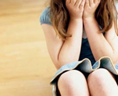 Kề dao khống chế thiếu nữ trong phòng trọ để hãm hiếp