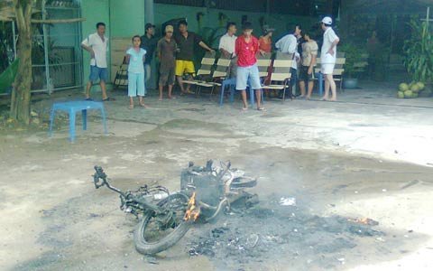 Chặn đường ‘tình địch’, đốt cháy xe người yêu cũ