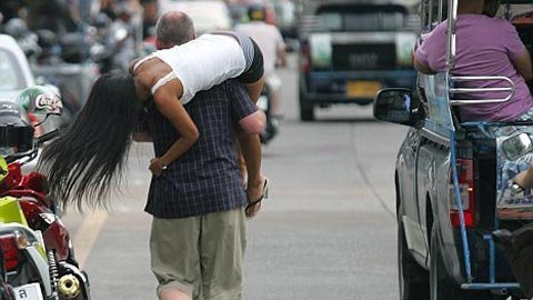 Mánh khóe moi tiền của gái bar trên đất Thái