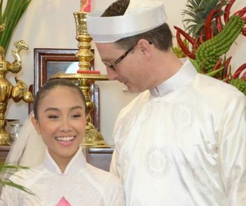 Chú rể Tây đón Đoan Trang về dinh