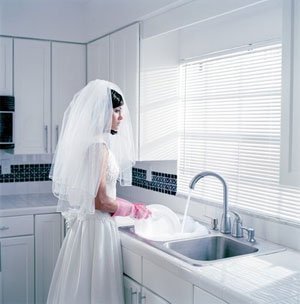 Mẹ chồng bảo tôi gò má cao, sát chồng