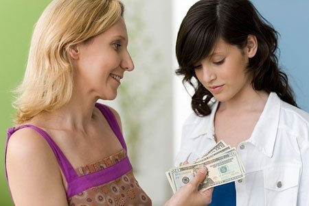Tôi phải canh mẹ chồng như canh... trộm