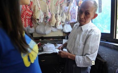 Ông lão 93 chuyên may áo ngực phụ nữ