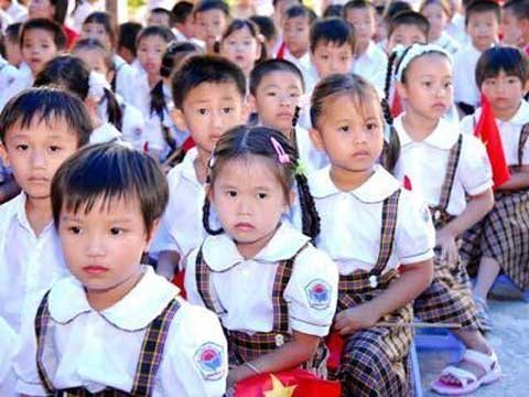 Dịch vụ bảo hiểm ồ ạt tấn công trường học