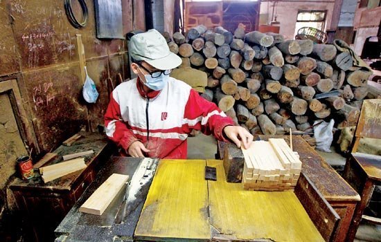 Nghề làm quạt giấy siêu sang 200 triệu đồng