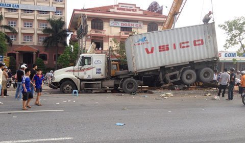 Container tông sập nhà chờ xe bus