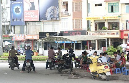 'Phố gầm cầu' sôi động giữa lòng thủ đô