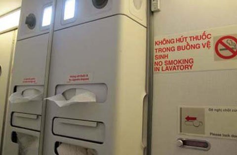 Hành khách lén hút thuốc trong toilet máy bay