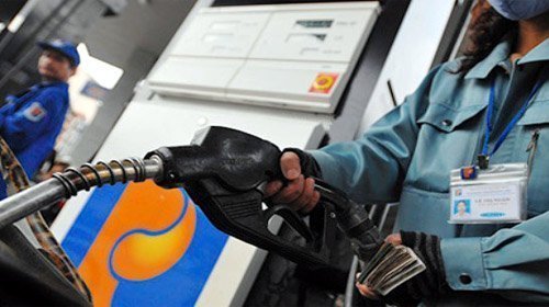 Xăng tăng giá 900 đồng/lít