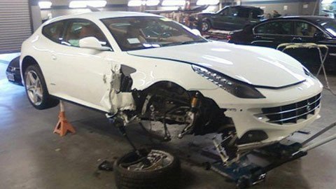 Thêm một siêu xe Ferrari FF “gặp nạn”