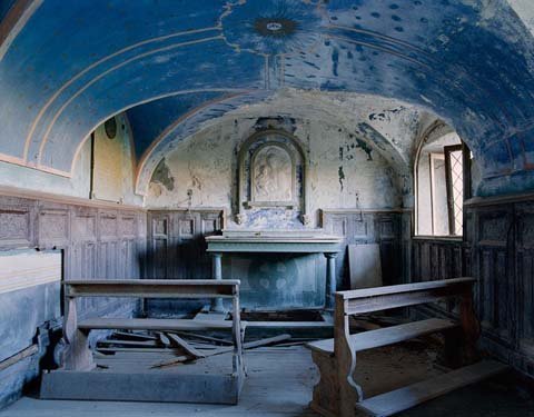 Vẻ đẹp ám ảnh rờn rợn trong biệt thự 'ma' tại Italy