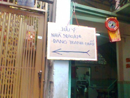 Hy hữu: Chủ nợ 'giam' nhà con nợ cả tháng