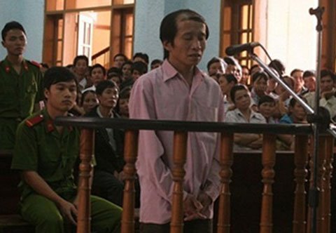 U50 hiếp dâm 2 bé gái sau vườn cà phê