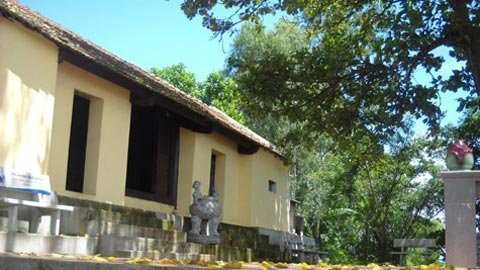 Lạ kỳ ngôi miếu cứ xây lên là bị sét đánh sập giữa trưa nắng