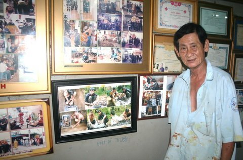 Người hơn 30 năm đóng quan tài từ thiện