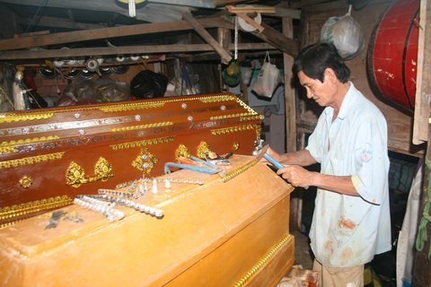 Làm từ thiện cho xác người vô thừa nhận