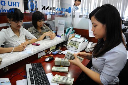 'Ăn' 6% lãi suất, ngân hàng vẫn chê ít