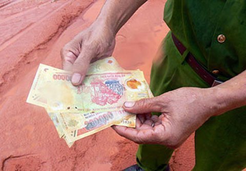 Vụ vali tiền rơi: Thu hồi 22 triệu từ dân